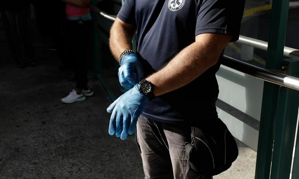 Καταγγελίες από γυναίκες για τραυματιοφορέα που παρενοχλεί νοσηλευόμενες-Συνεχίζει να εργάζεται